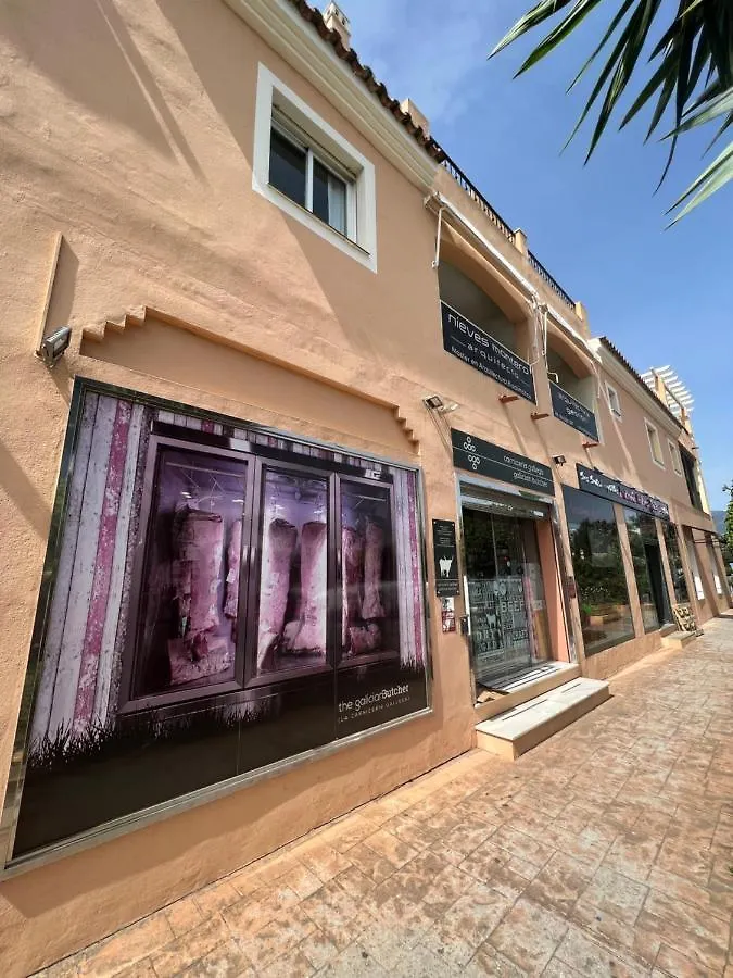 Impeccable Large Apartment With Immense Terrace And Private Garden Overlooking The Mountain, Featuring 2 Bedrooms And Sleeping Up To 4 Guests Located 100 Meters From Plaza Maestranza Marbella 0*,  Espanha