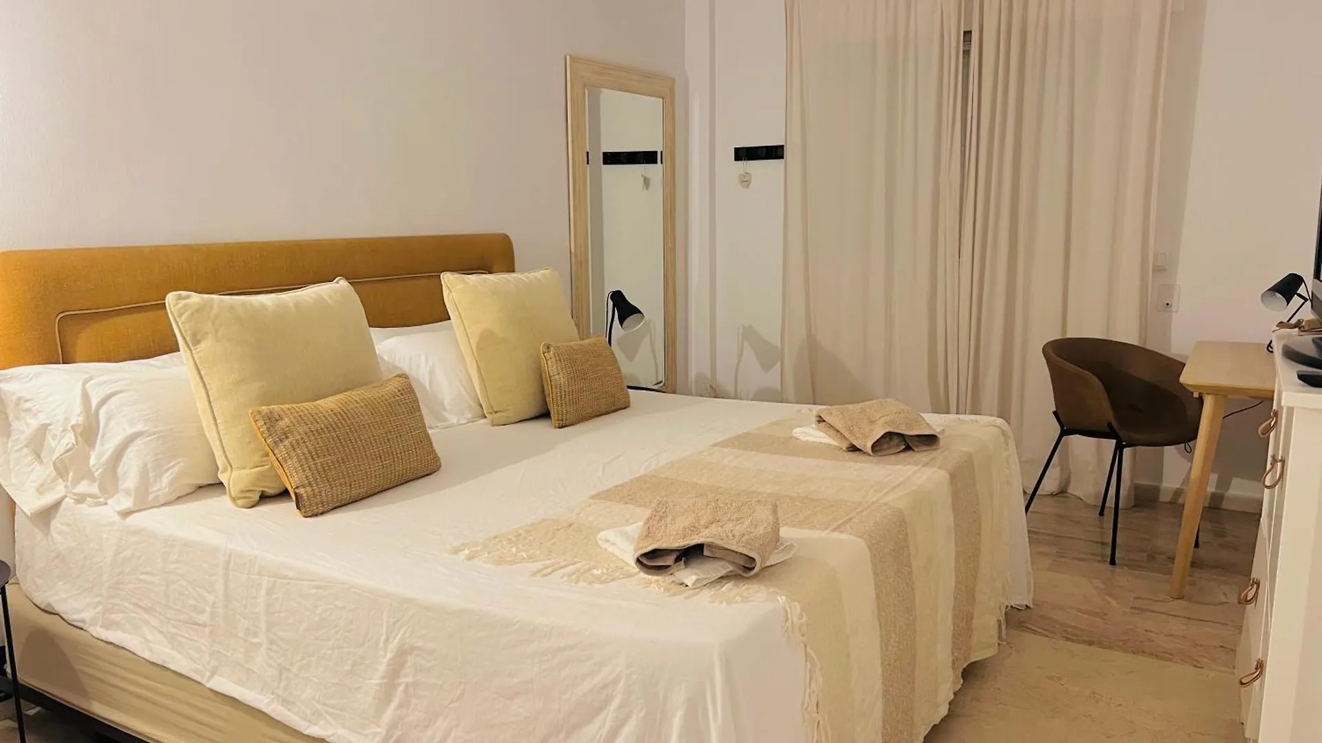 Impeccable Large Apartment With Immense Terrace And Private Garden Overlooking The Mountain, Featuring 2 Bedrooms And Sleeping Up To 4 Guests Located 100 Meters From Plaza Maestranza Marbella Espanha