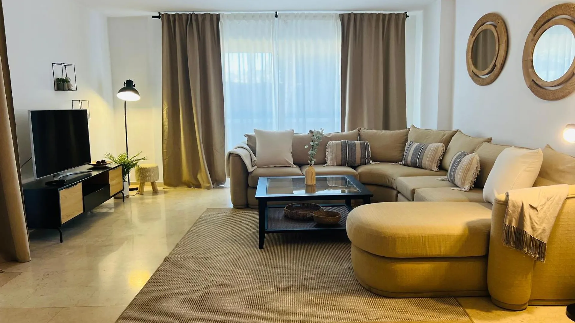 Impeccable Large Apartment With Immense Terrace And Private Garden Overlooking The Mountain, Featuring 2 Bedrooms And Sleeping Up To 4 Guests Located 100 Meters From Plaza Maestranza Marbella Espanha