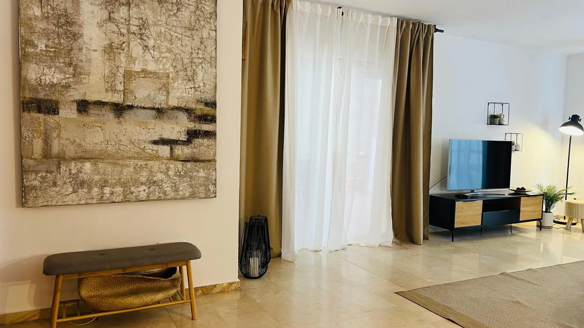Impeccable Large Apartment With Immense Terrace And Private Garden Overlooking The Mountain, Featuring 2 Bedrooms And Sleeping Up To 4 Guests Located 100 Meters From Plaza Maestranza Marbella Španělsko